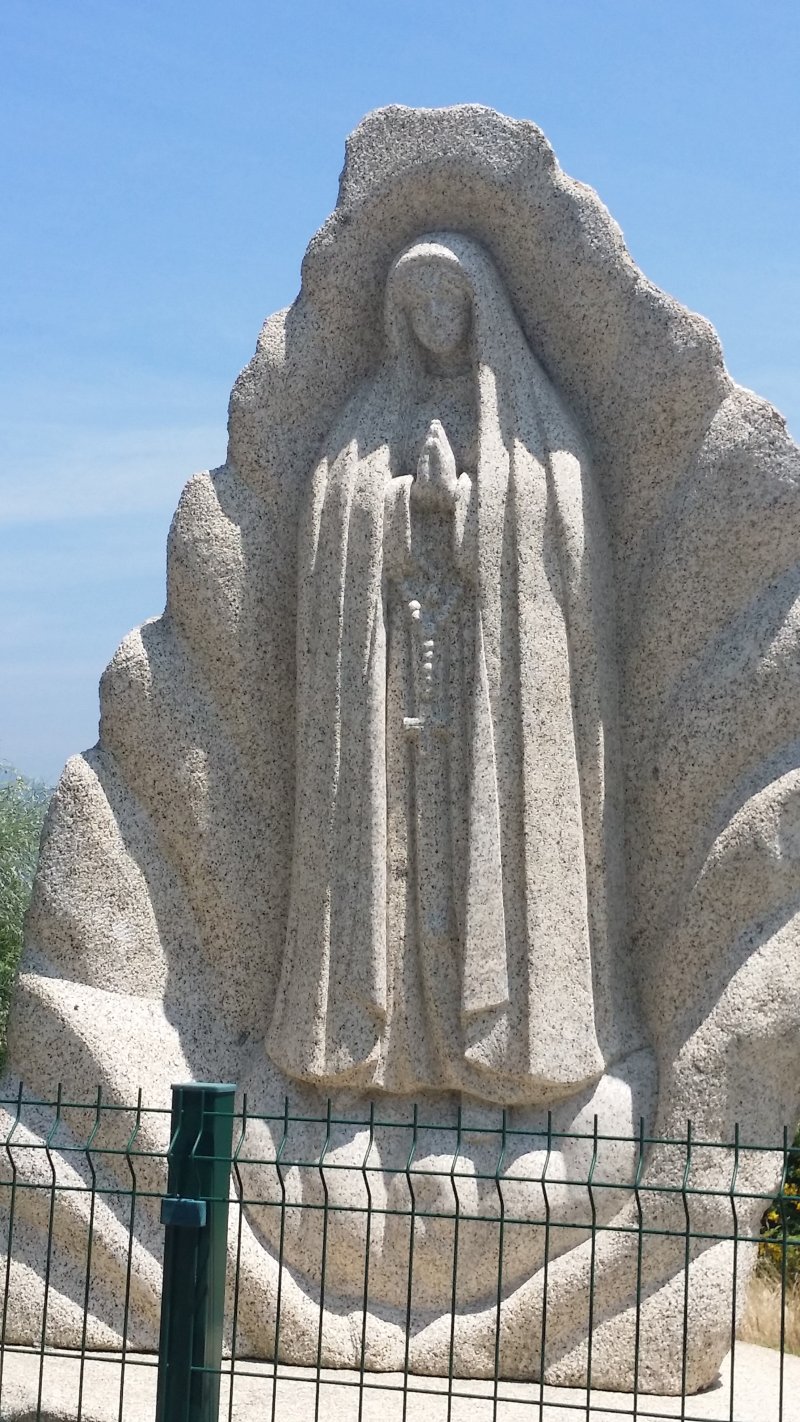 statue granit hauteur plus de deux mètres