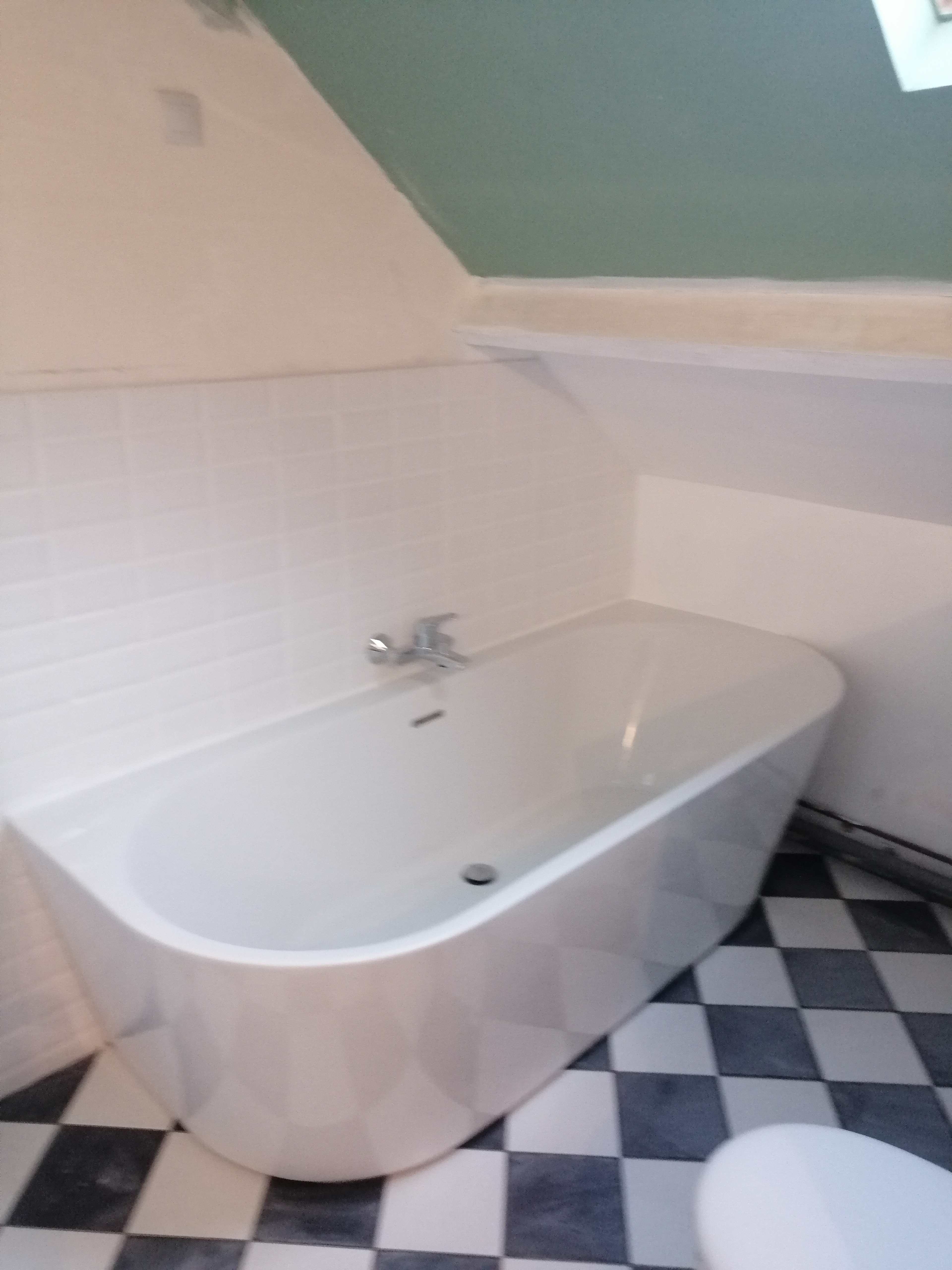 Salle de bain complete baignoire, douche à l&#039;italienne, WC broyeur, meubles, carrelage, plomberie
