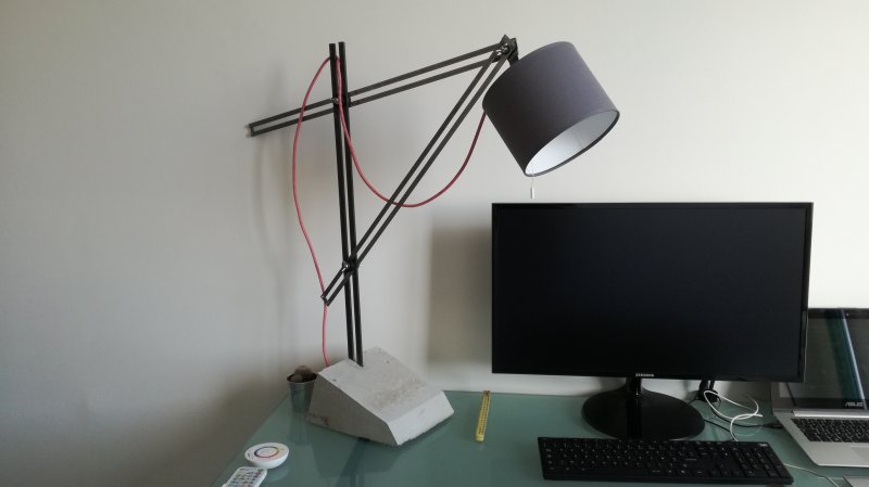 Lampe de bureau (béton, métal)