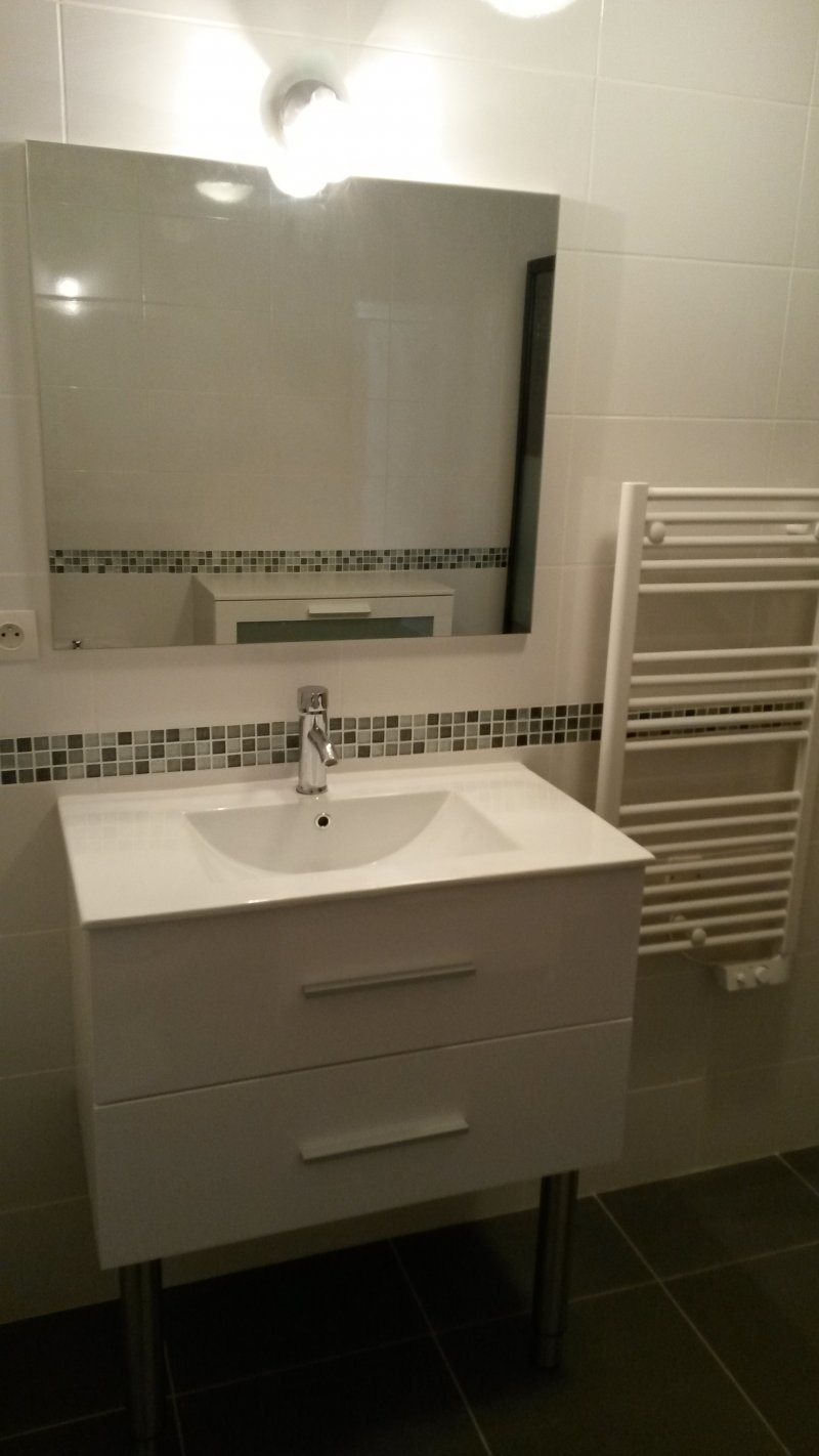 Rénovation salle d'une salle de bain: faïences,meuble de salle de bain avec plomberie 